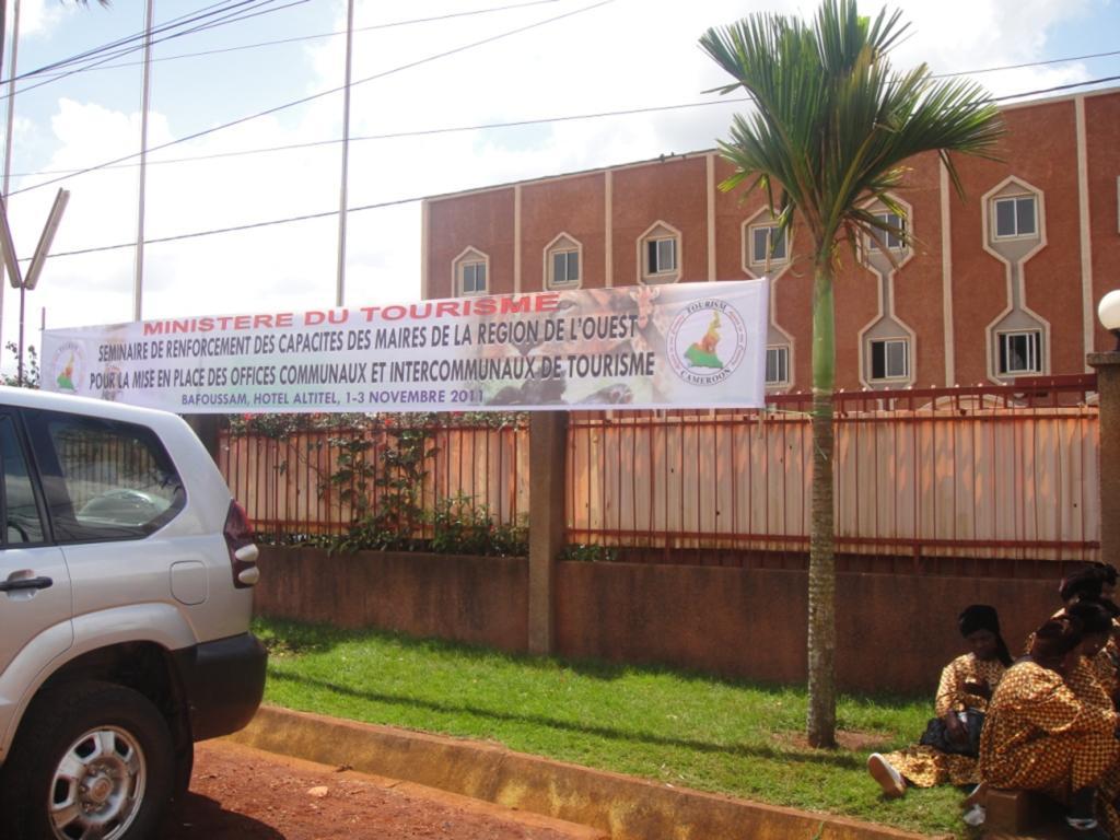 Hôtel Altitel Bafoussam Esterno foto