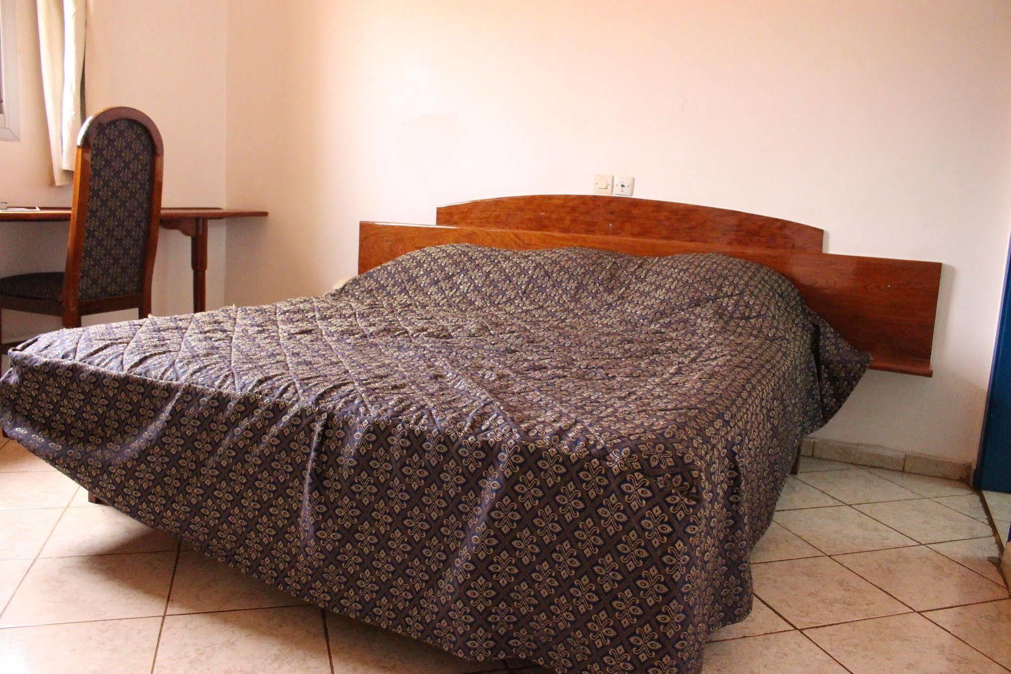 Hôtel Altitel Bafoussam Esterno foto